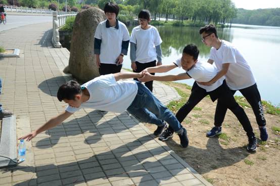 奔跑吧情侣做爱
之一路彩虹靛色站点游戏一.JPG